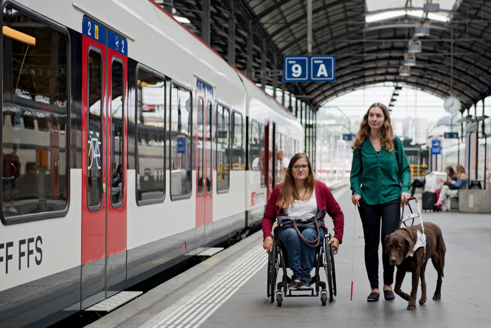 reisende mit einschränkung auf perron